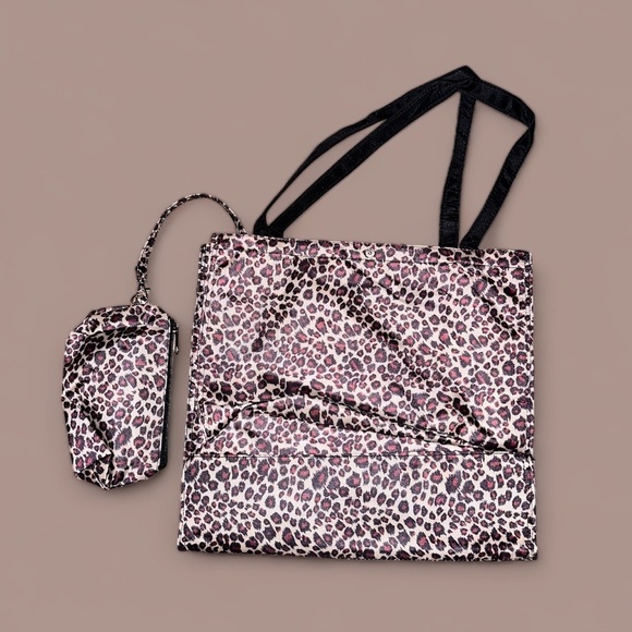 LEOPARD PRINT โญ๏ธ TOTE BRAG BAG, w/ Photo Holders and attached change purse, NWT - Picture 3 of 6